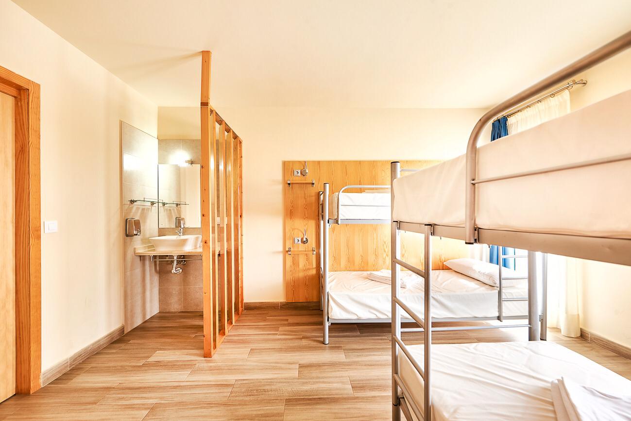 Habitaciones con literas para peregrinos en Albergue La Almazara