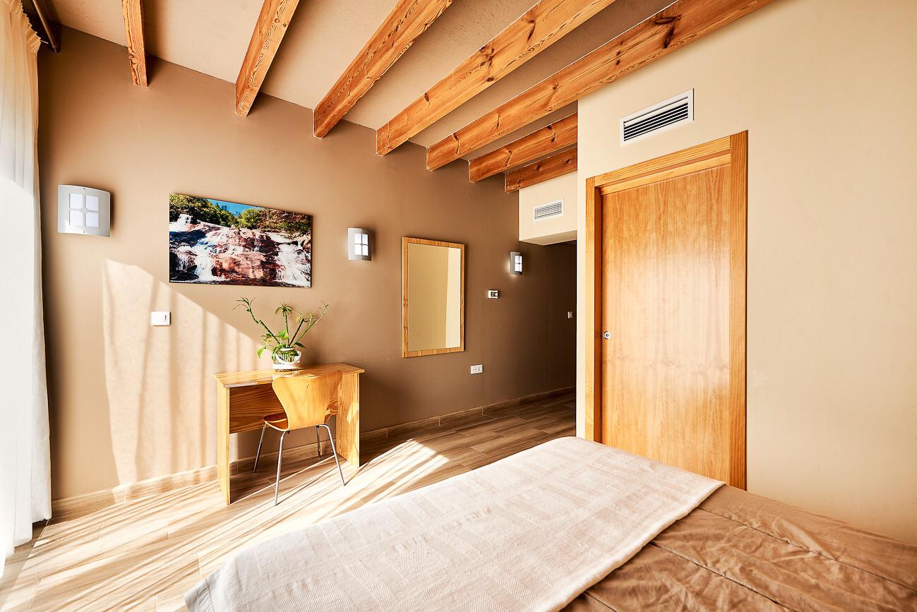Habitación con cama doble para personas con movilidad reducida en Albergue La Almazara