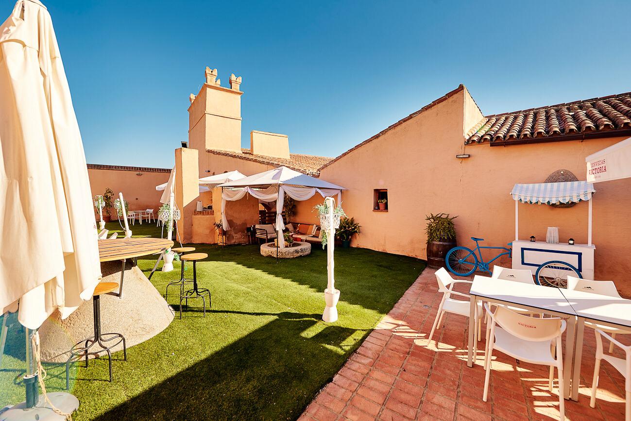 Terraza con jardín en Albergue La Almazara