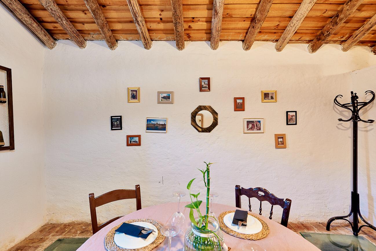 Salón de albergue La Almazara con mesas para comer