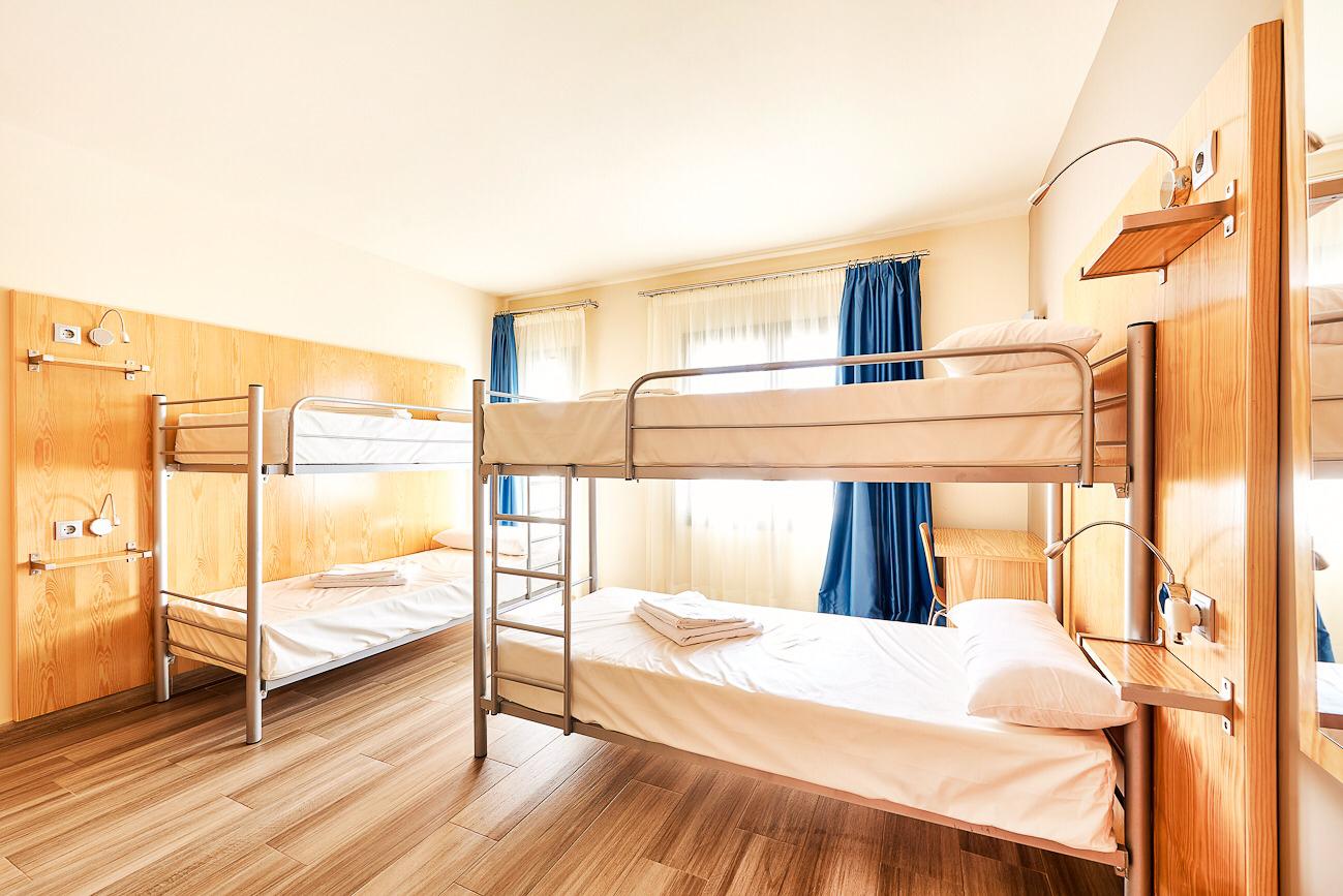 Literas en las habitaciones del albergue La Almazara con capacidad para cuatro personas