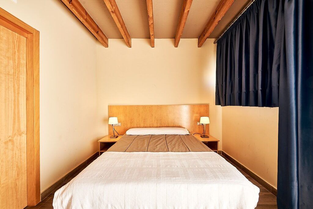 Habitación con cama doble para personas con movilidad reducida en Albergue La Almazara