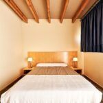 Habitación con cama doble para personas con movilidad reducida en Albergue La Almazara