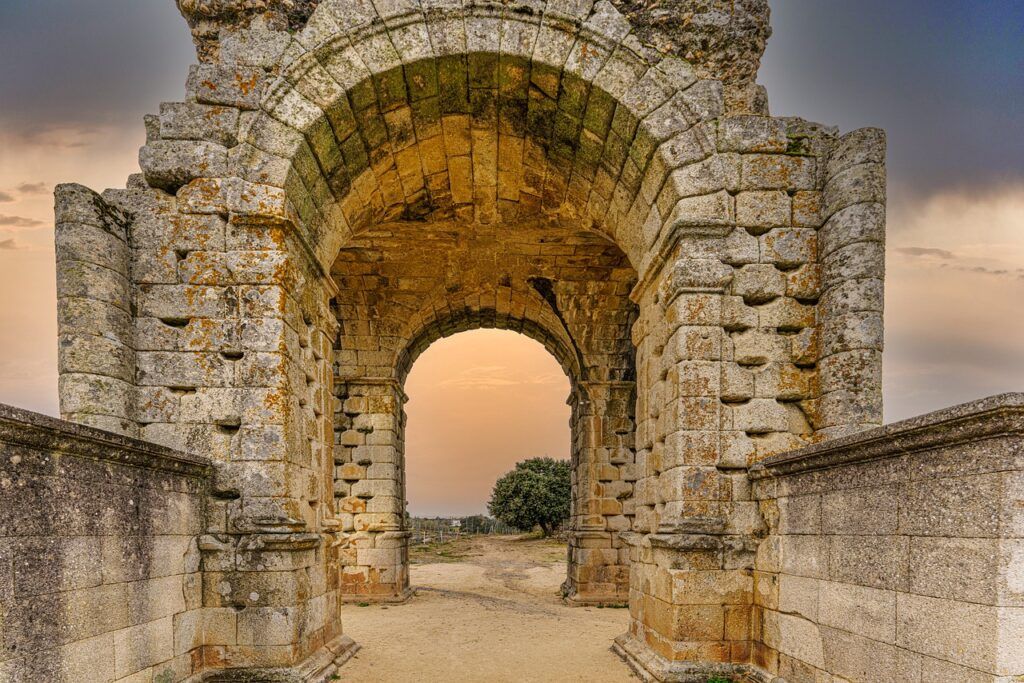 Arco de la ciudad romana de Cáparra